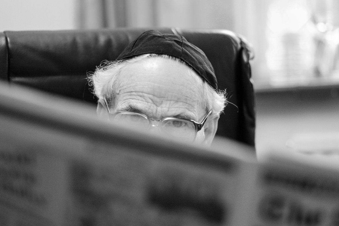 Rabbiner William Wolff liest Zeitung