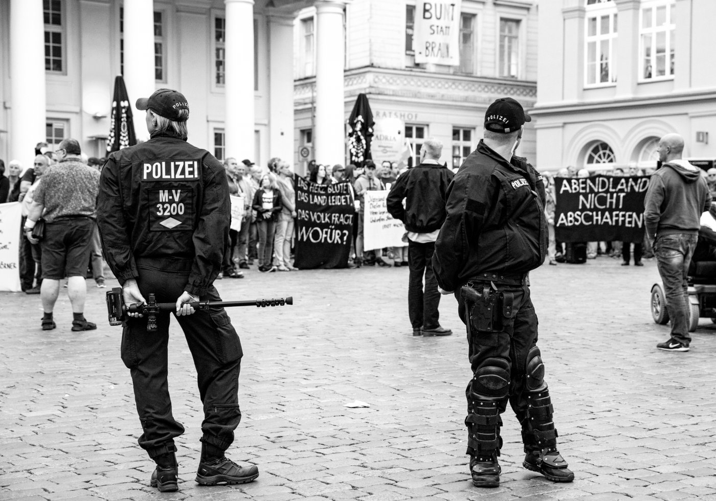 Schwerin Marktplatz Polizisten