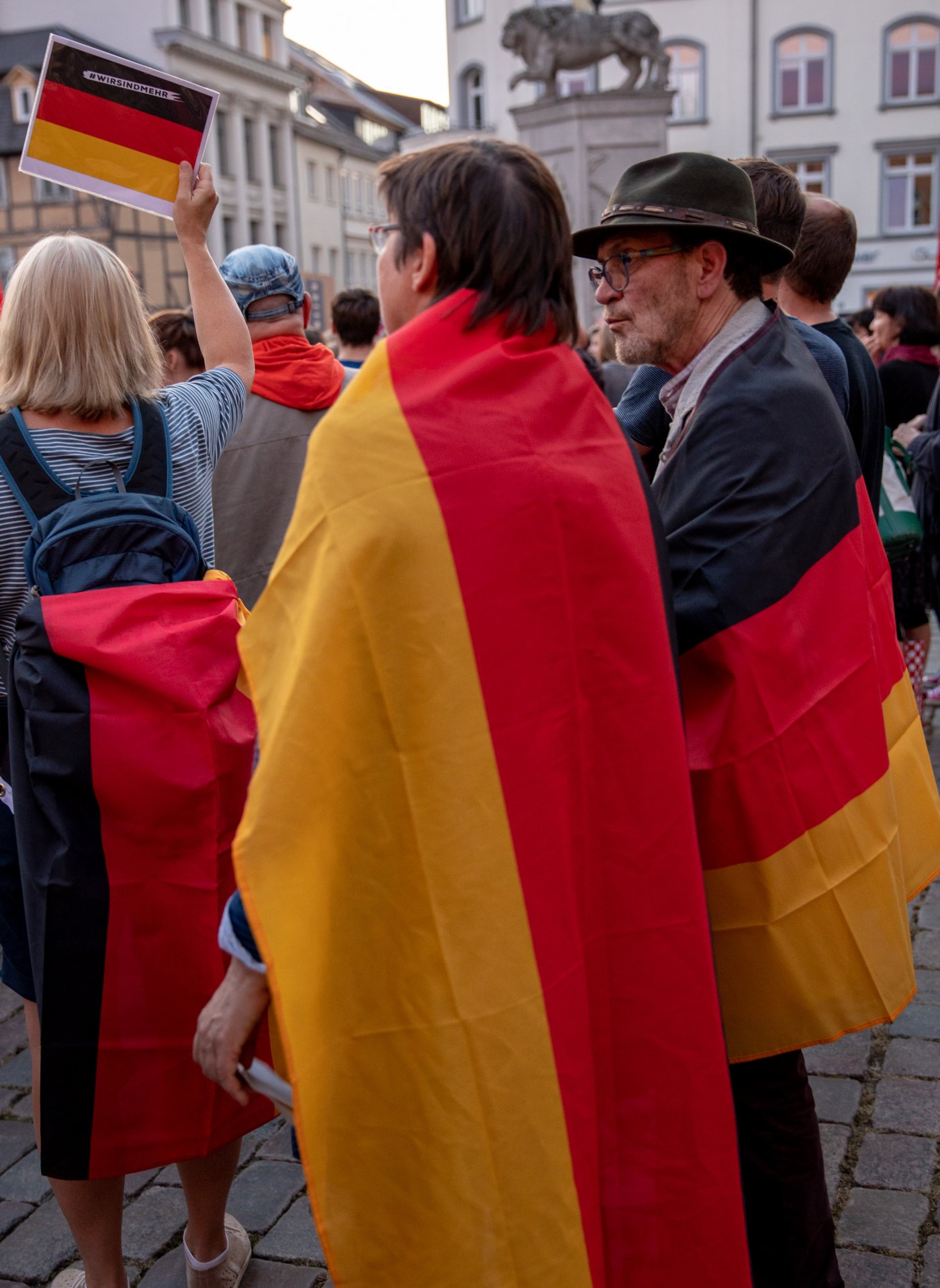 Schwerin, Menschen in Deutschlandfahne gehüllt