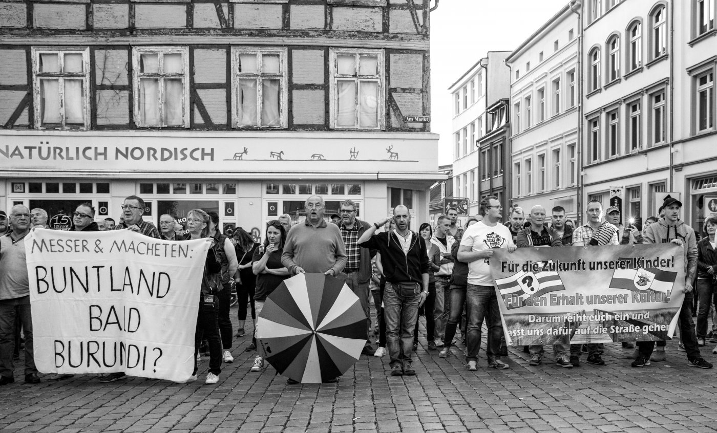 Menschen auf der Demo in Schwerin 