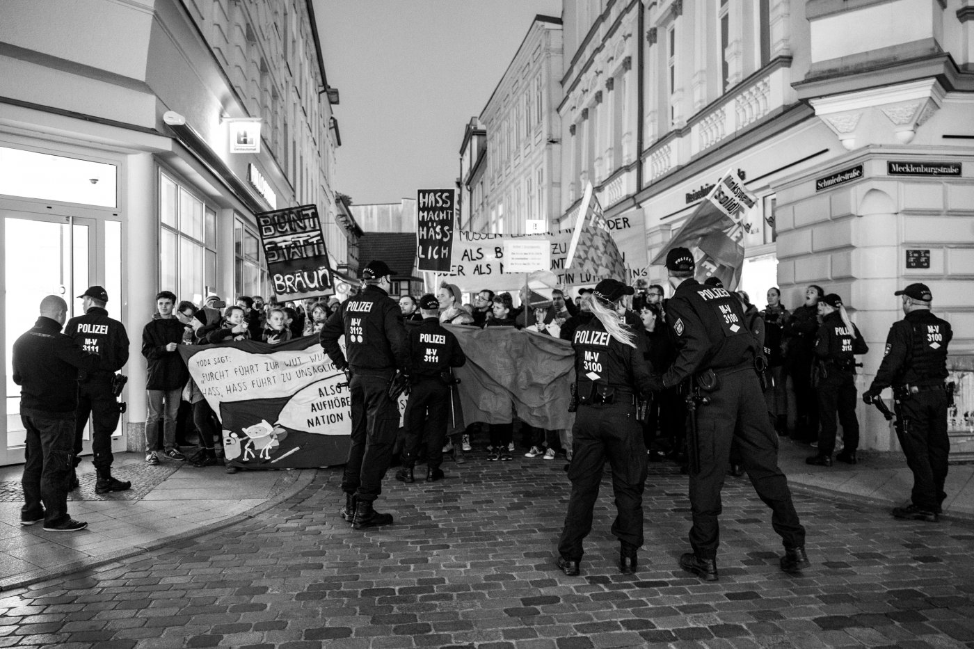 Demonstranten und Polizisten in Schwerin 