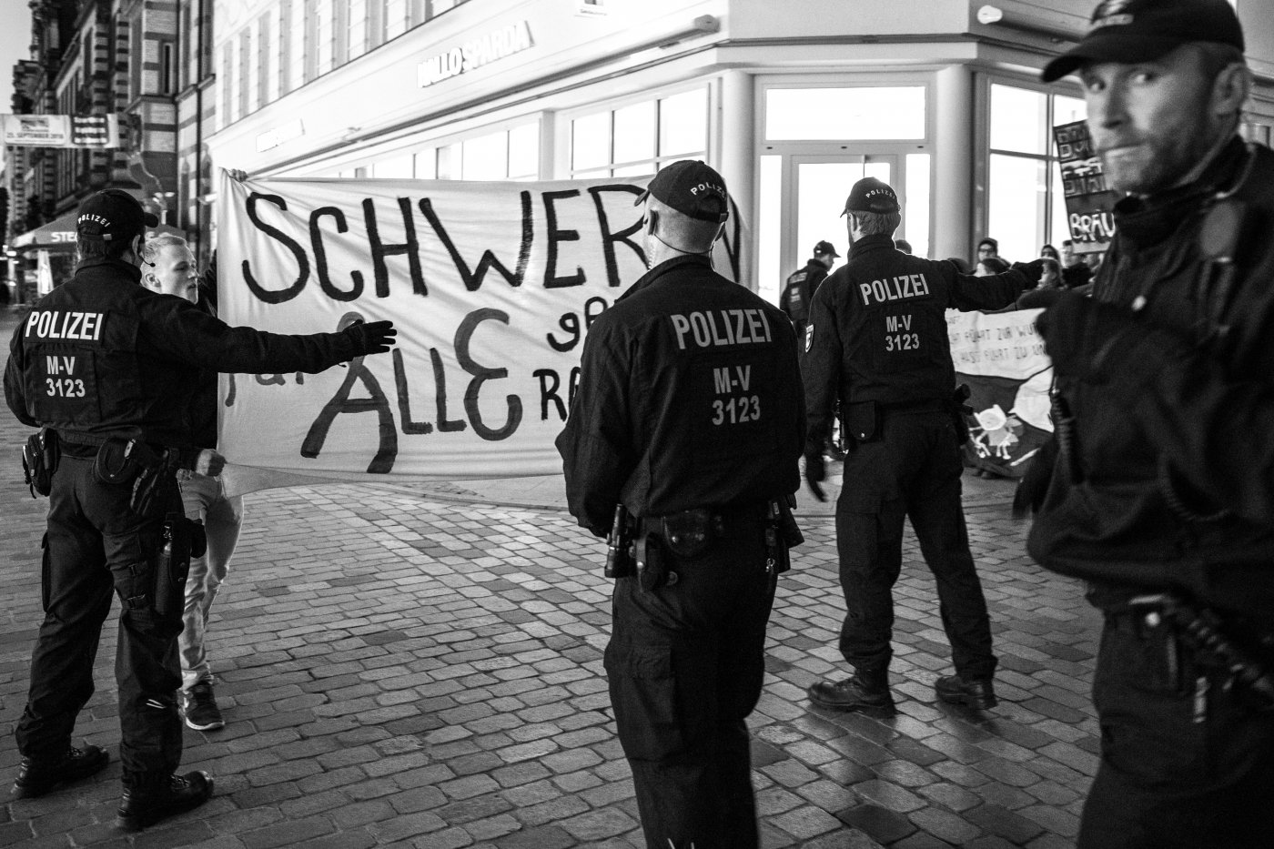 Polizei und Demonstrant in Schwerin 