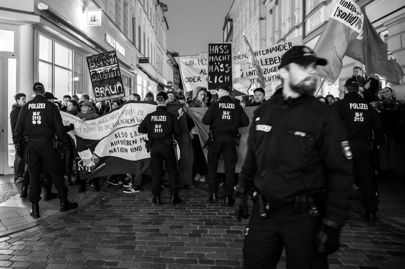 Demonstranten und Polizei in Schwerin 